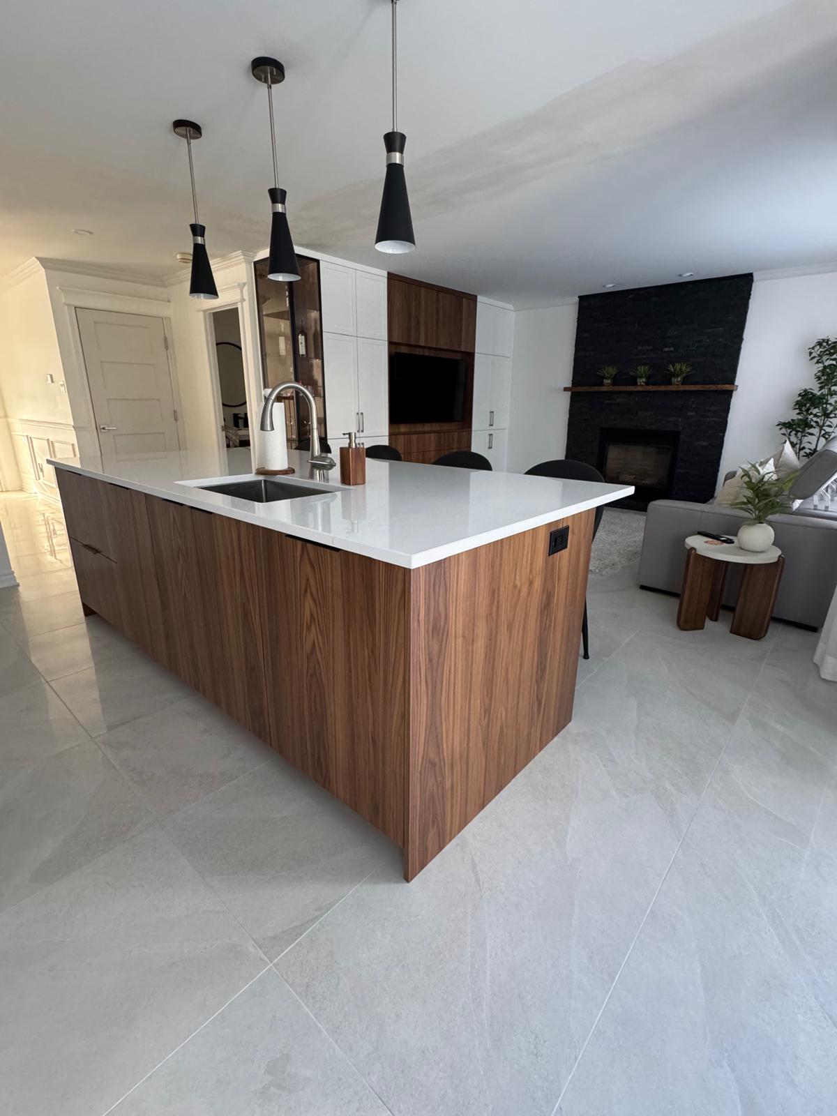Grand îlot en noyer avec comptoir de quartz blanc et unité murale intégrée au salon