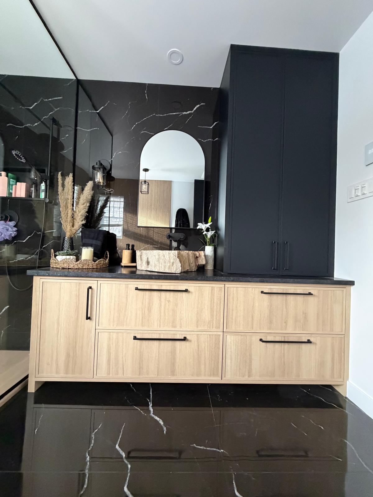 Vanité de salle de bain sur mesure en chêne clair avec comptoir de marbre noir et colonne de rangement noire